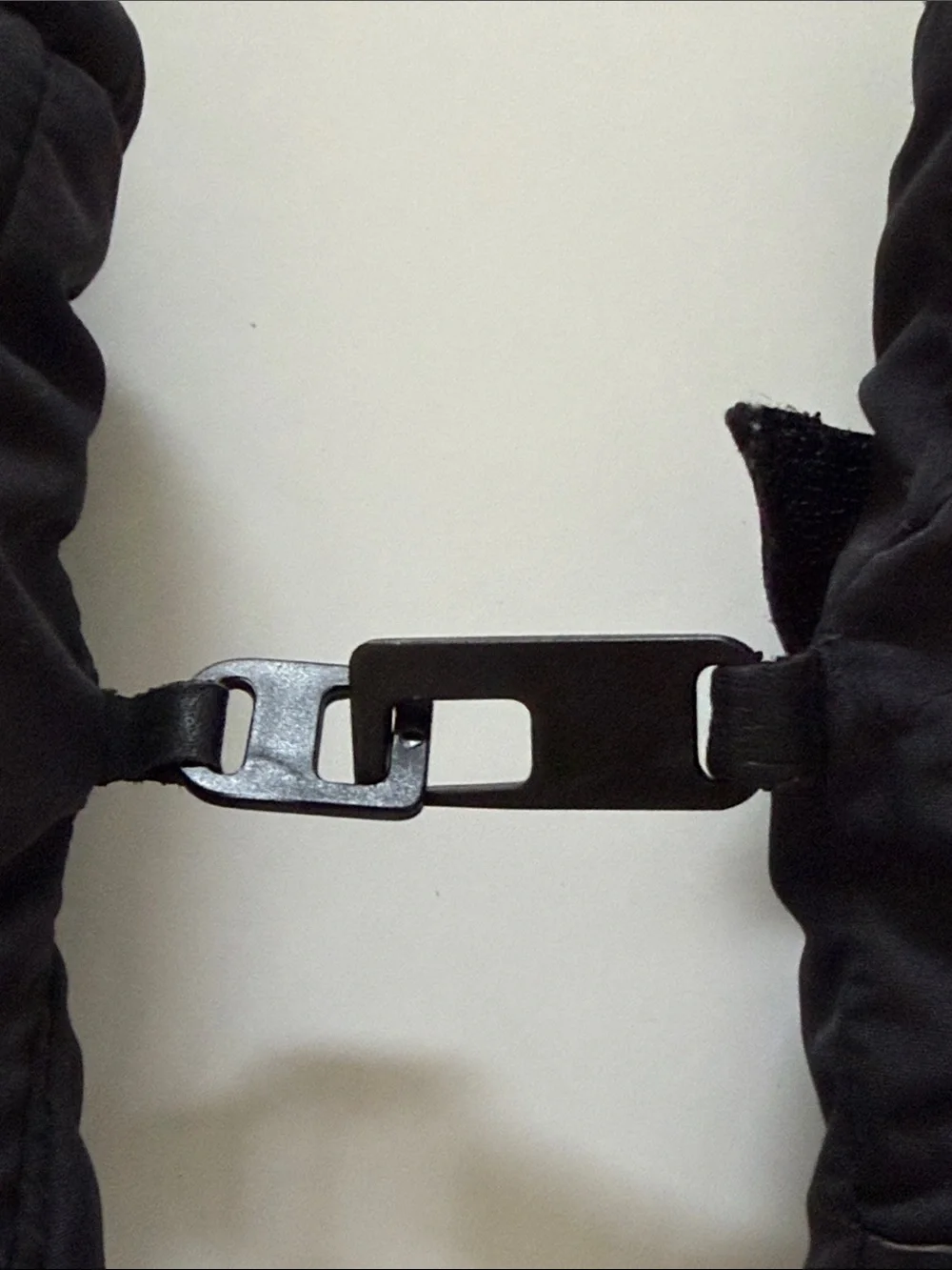 Obermeyer Women's Black Quilted Insulated Ski Gloves Wrist Straps Size L GoreTex